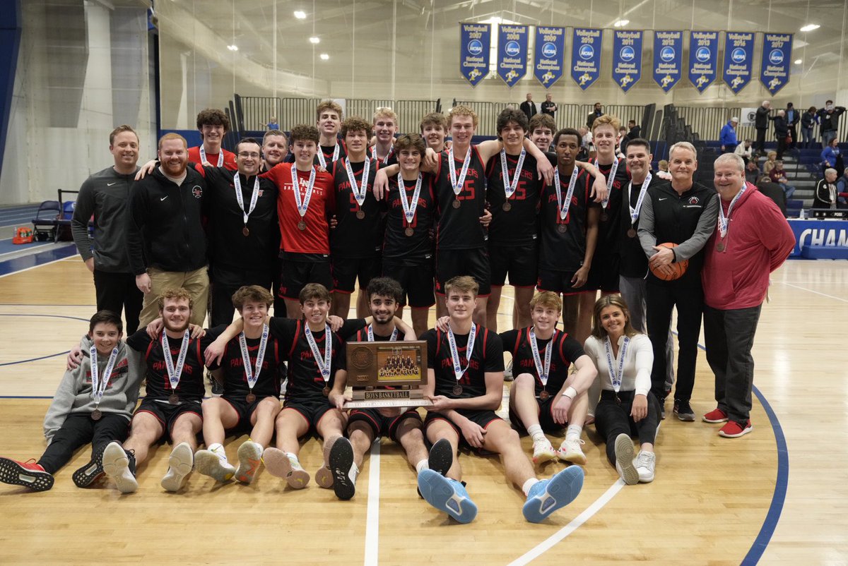 Panthers come out hot over Eastview to take 3rd in State.   Thanks for an awesome season!  #pantherproud @LNHoopsOx <a href="/LNHS_Panthers/">Lakeville North High School</a>