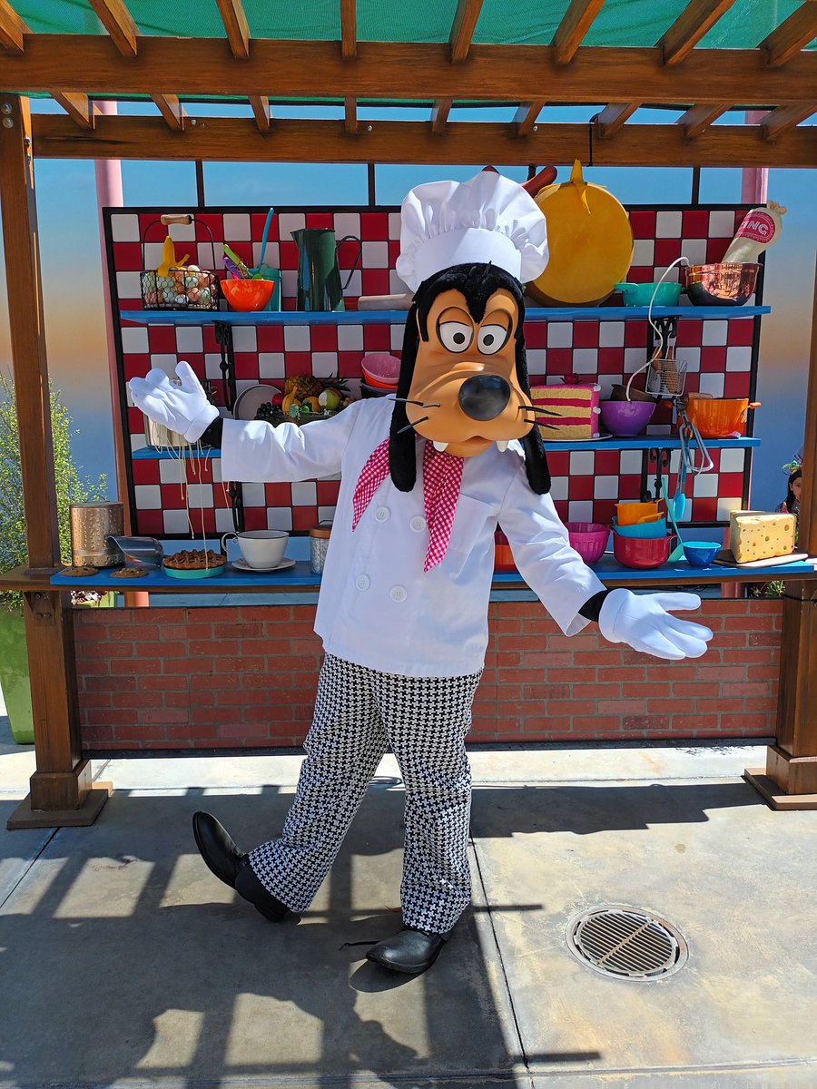 Chef Goofy is cooking up some fun!

#Disneyland #CaliforniaAdventure #FoodAndWineFestival #DisneyCharacters
