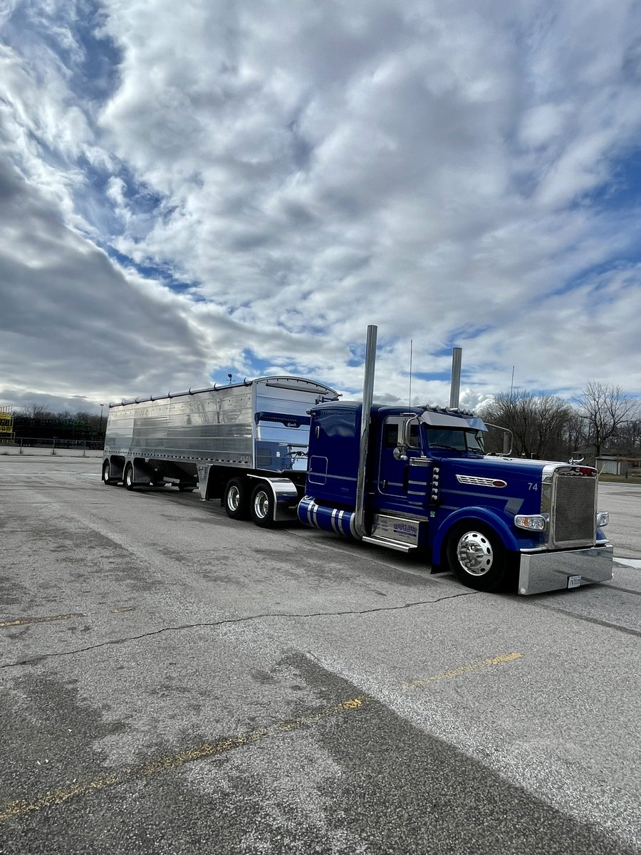 DevinOneal290's tweet image. Spring clean up! #titantrailers #peterbilt #hopperbottom #aglife
