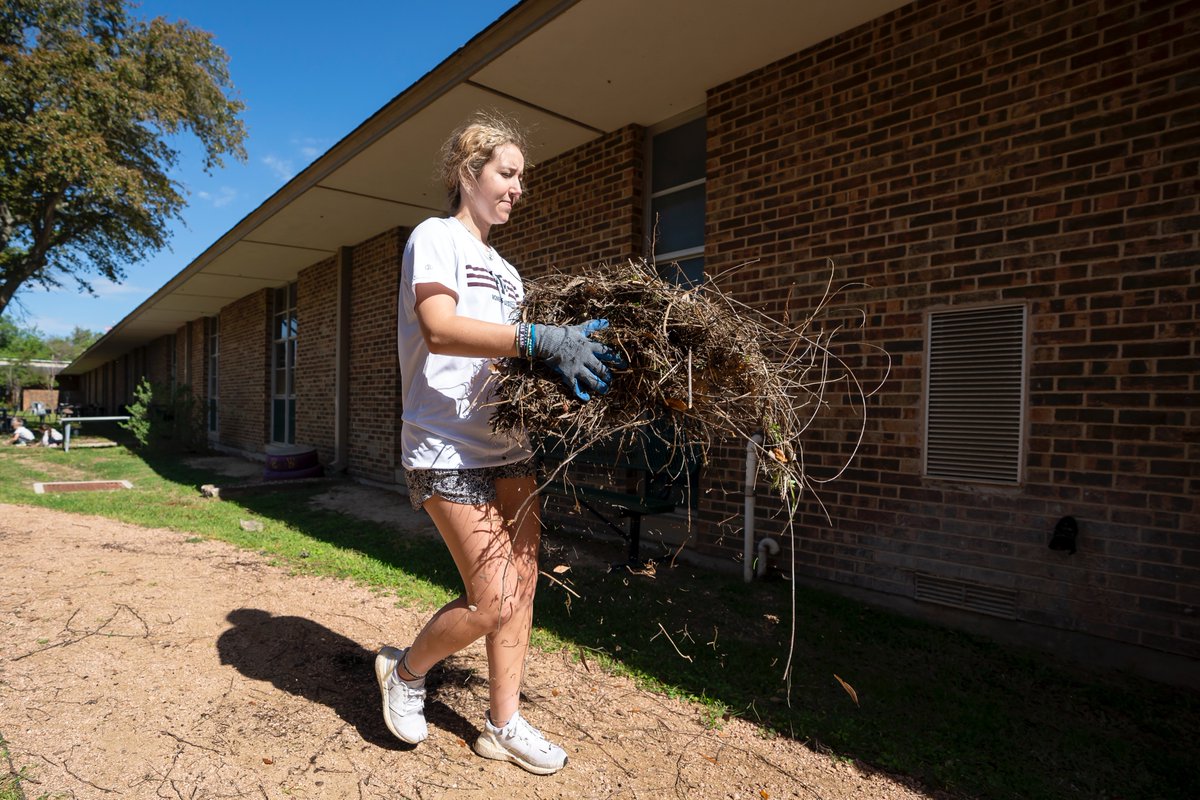 TAMU's tweet photo. 14,983 Aggie volunteers.
1,982 projects completed.
One Big Event. 

@TheBigEventTAMU 🌱 https://t.co/eMKwmeFtpL
