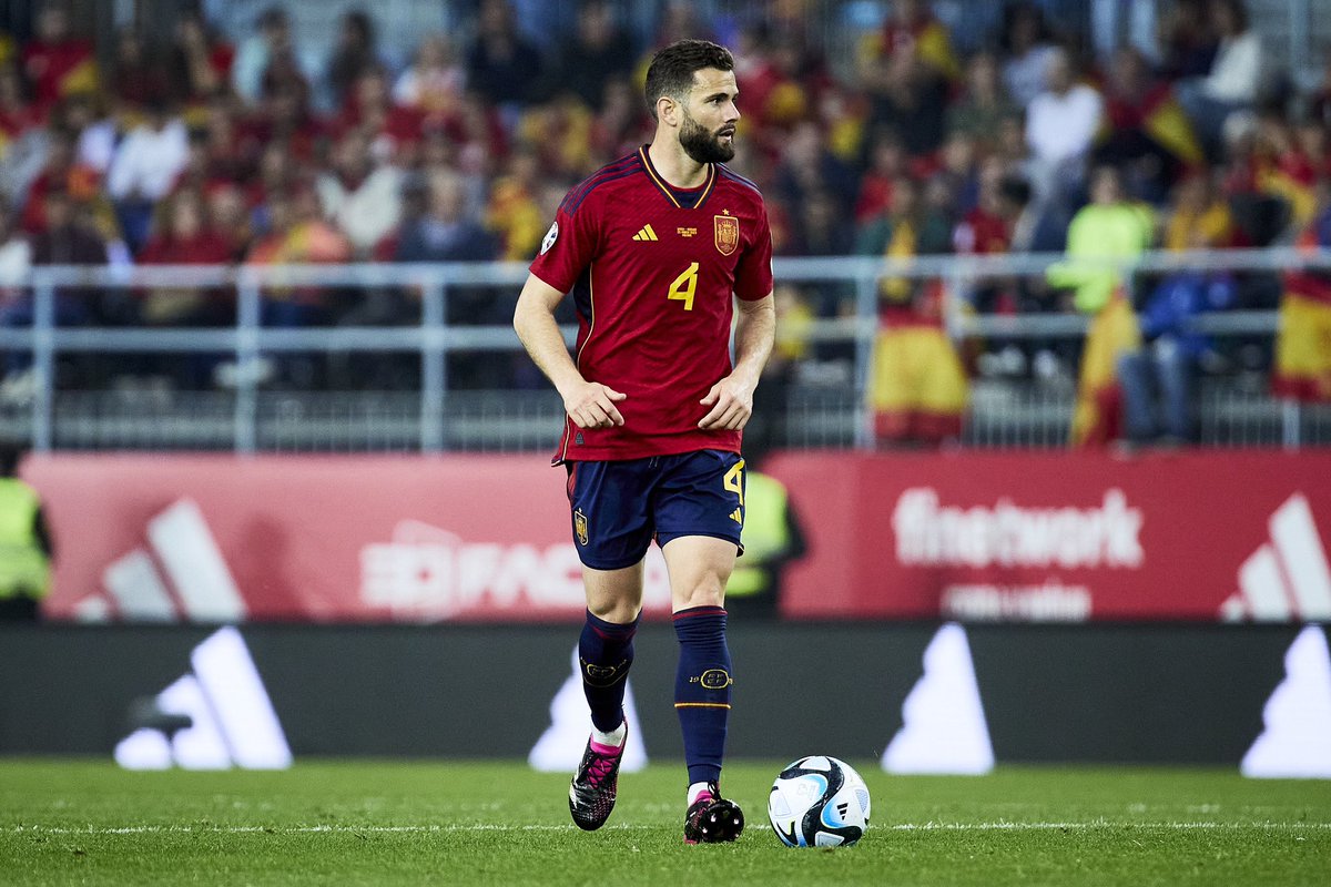 nachofi1990's tweet photo. Gran ambiente en Málaga. Muy feliz por volver a defender a mi país. Grande 🇪🇸 https://t.co/pMMul10isH
