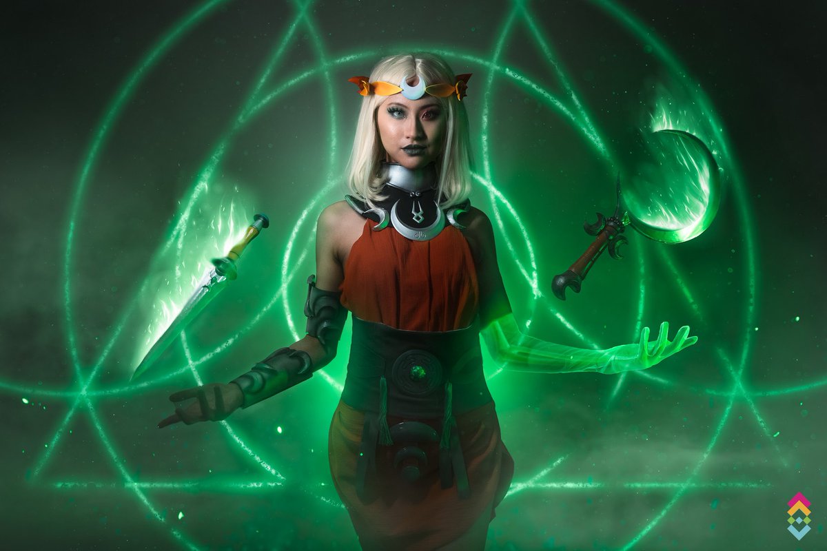 emjainecosplay's tweet photo. DEATH TO KRONOS

Never been more excited to post edited shots of my Melinoë cosplay!  👀 peep all the way down to my bone arm and those runes!! https://t.co/dAM9WnKPeP