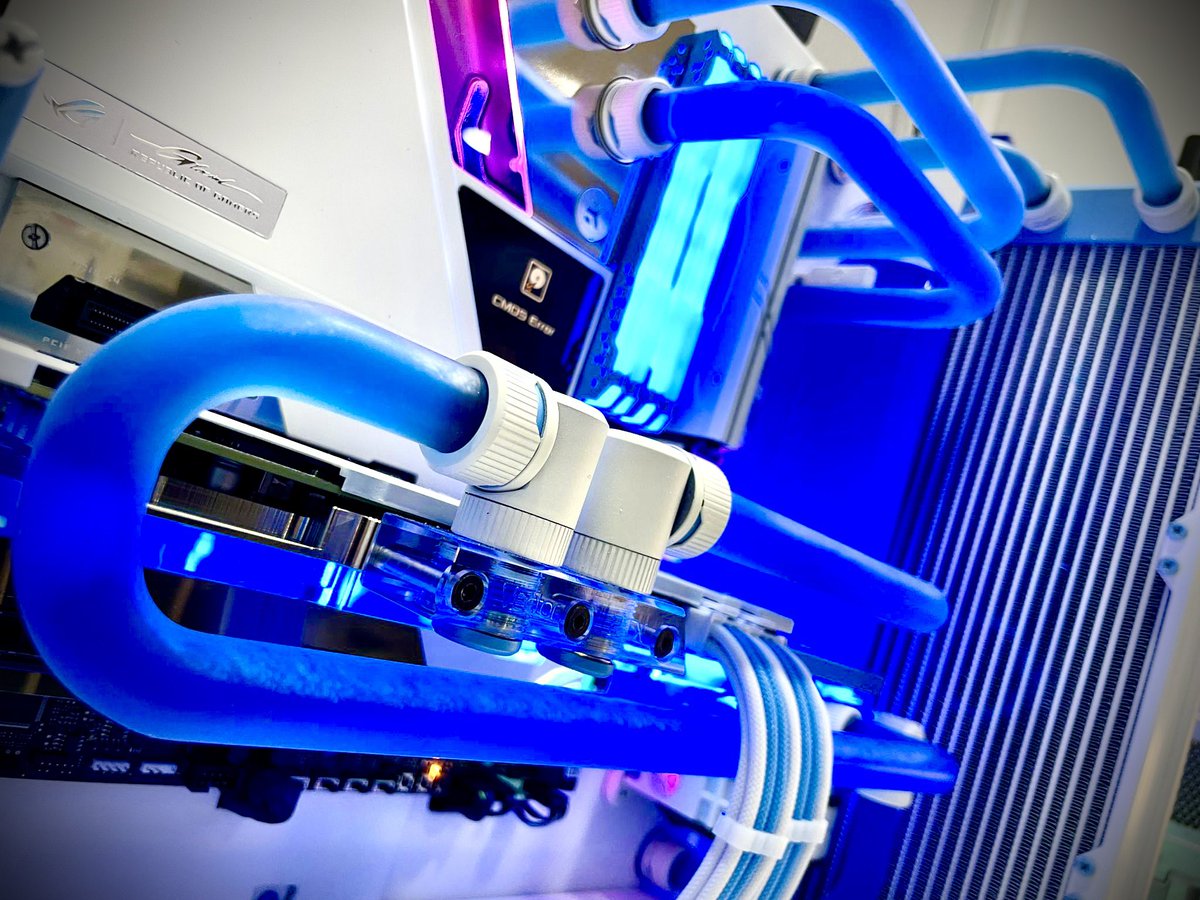 PelucoJr's tweet photo. No tiene ningún tipo de sentido el contraste de colores el equipo de @izan_off… A falta de algún detallito ya está listo!! @ASUSROGES @Thermaltake_ES @NVIDIAGeForceES @EKWaterBlocks 😍😍😍

Powered by @redcomputerbcn https://t.co/NIo0hJFbqi