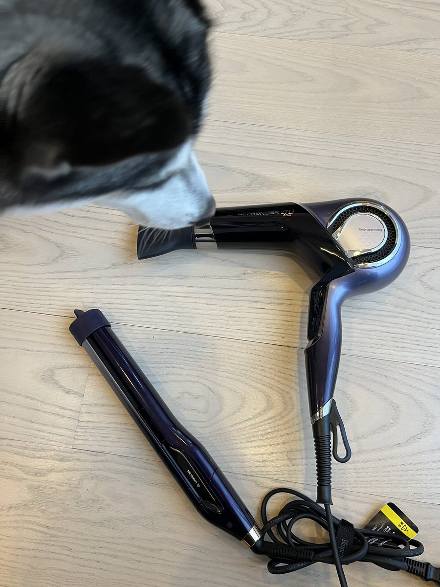 DoenPr's tweet photo. 技術を公開して��なくて基本取材を受けないのに売れているドライヤーとヘアアイロン。超高額でヘアサロン含めて玄人に人気。よく分からないけど、くせ毛もツルツルになる。結果さえでれば理由なんていいんだよね。
数年前、美容のプロに髪の毛と肌のケアが重要と言われ、励む日々。#メインテナンス https://t.co/MAKhQzmU6i