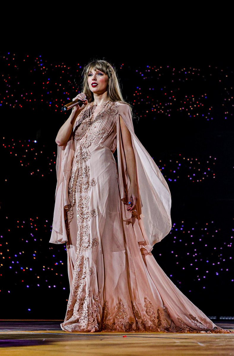 LaPuercaylor's tweet photo. HILO CON TODO SOBRE THE ERAS TOUR LAS VEGAS 🌸

Fotos, canciones sorpresa, set list, speeches y más. https://t.co/a7DcGiLAAy