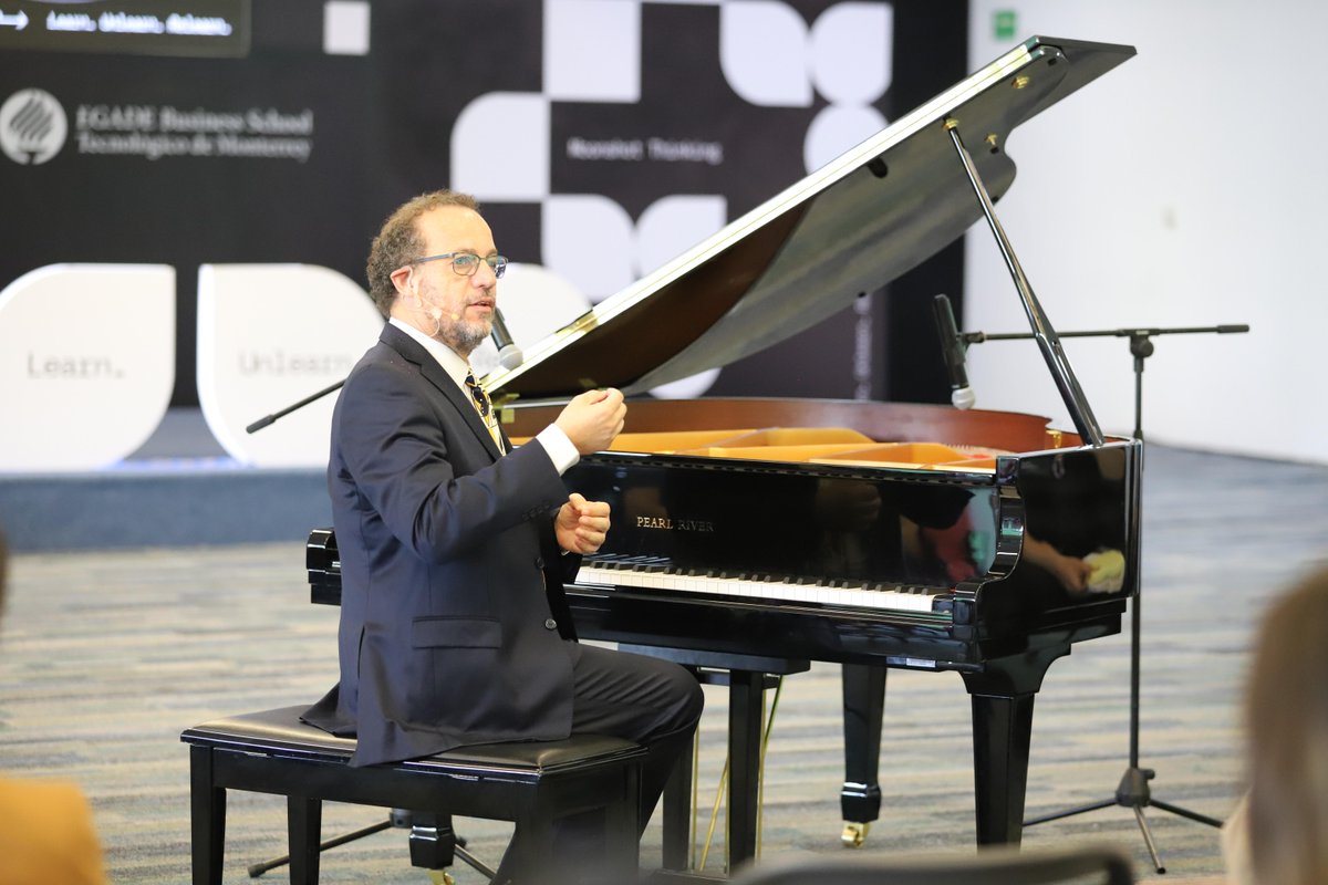 egade's tweet photo. 🎹 @sfeferovich, director de orquestas y líder en innovación, nos transmitió conceptos clave de los negocios a través de ritmos y notas. Fue una experiencia memorable, llena de risas y aplausos.
Con esto termina #EGADEUWeek, ¡nos llevamos grandes experiencias y aprendizajes! https://t.co/83WPGugjAv