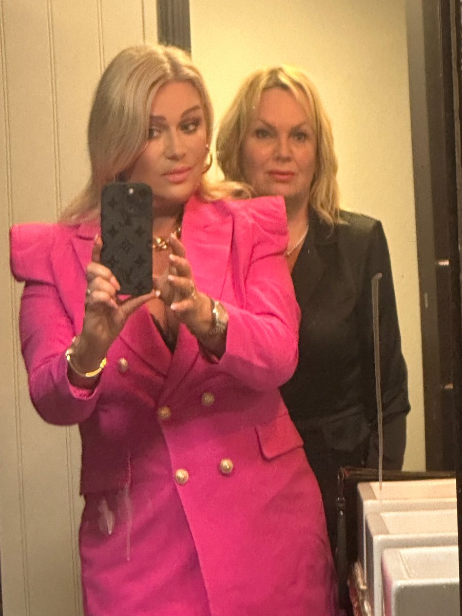 Anyone teach me how to do a toilet selfie? #amateur #selfie #help