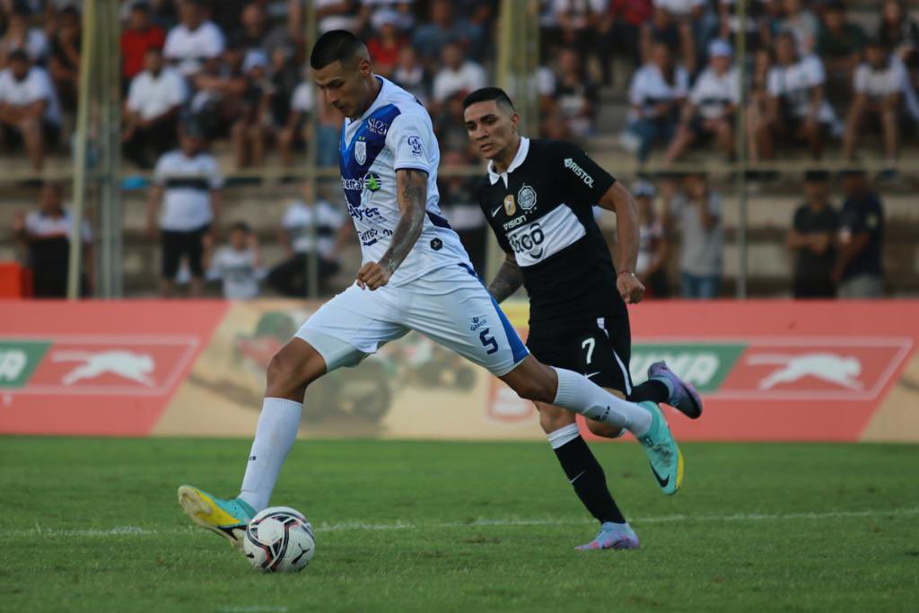 MusifutbolPy's tweet photo. SE FRENÓ EL DECANO 

#Olimpia nuevamente no pudo en Encarnación, esta vez terminó igualando 2-2 ante #Ameliano.

Braian Montenegro y Guillermo Paiva los goles del Decano, mientras que Elias Sarquis marcó en duplicado para la V Azulada.

👇👇👇 https://t.co/ZV2bvDhDkF