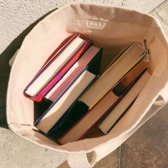 Ac_Linguistica's tweet image. 5 autores de países africanos falantes de português que você PRECISA conhecer - a thread ✨