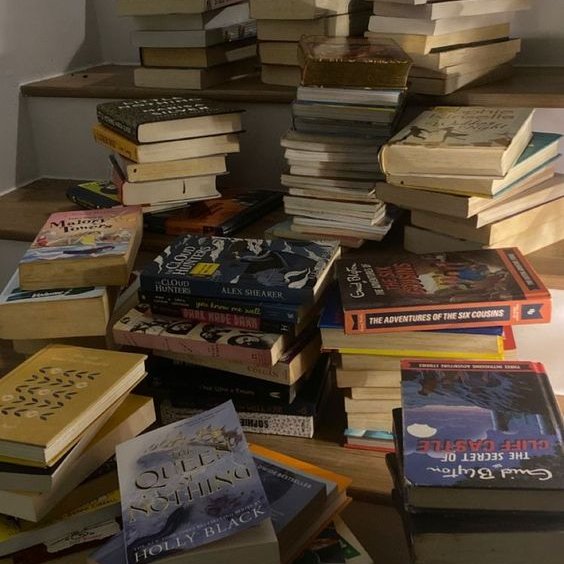 Ac_Linguistica's tweet image. 5 autores de países africanos falantes de português que você PRECISA conhecer - a thread ✨