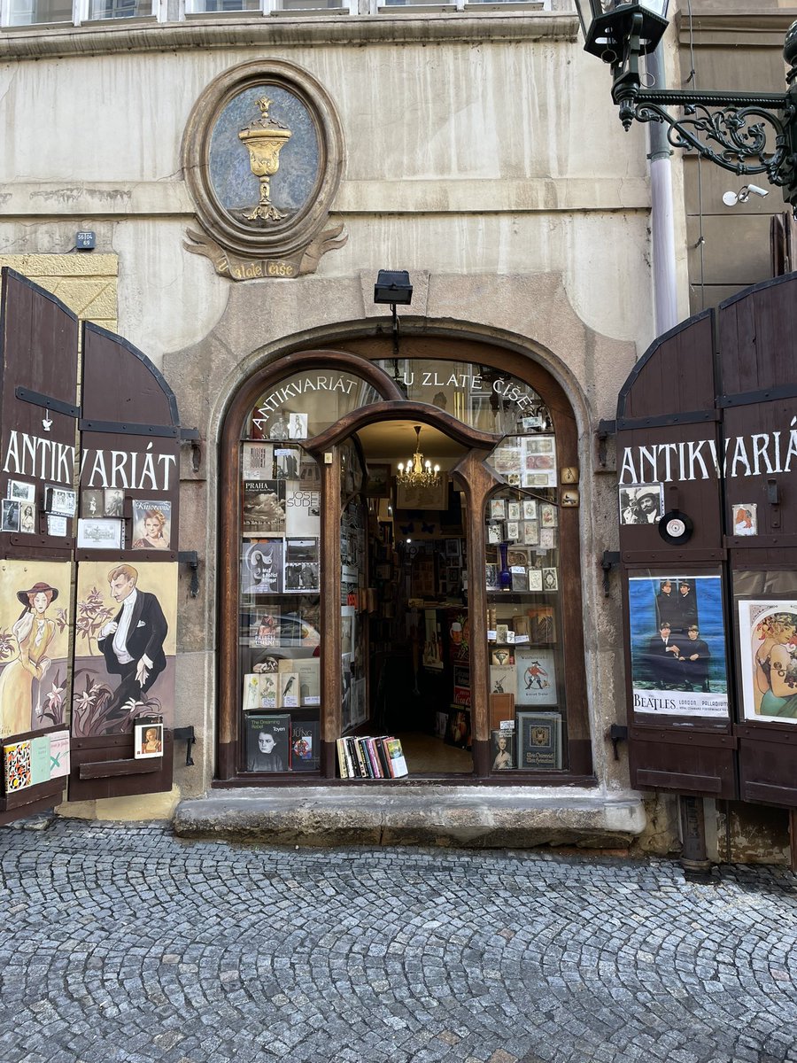 just posted a vlog of my trip to prague 🦢 youtu.be/i7lOEvSdtcU