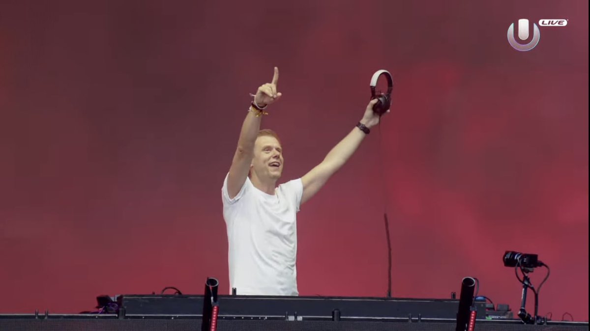 iuly_csi's tweet photo. Pure joy while playing as always ❤️🎶❤️ @arminvanbuuren #ULTRALIVE @ultra https://t.co/Fxl8Cp0A0b