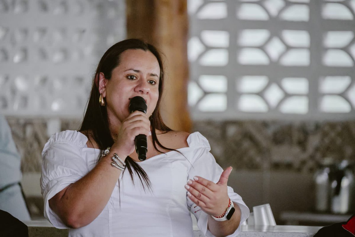 OscarBarretoTol's tweet photo. #SonLosHechos/ Hoy en la Escuela de Gobierno junto a nuestra amiga Carolina Mora, discutimos los grandes retos para lograr una dinamización del turismo implementado la conectividad y el buen uso de las tecnologías, en busca de proyectar un desarrollo real en nuestro territorio. https://t.co/aBIRXlAVot
