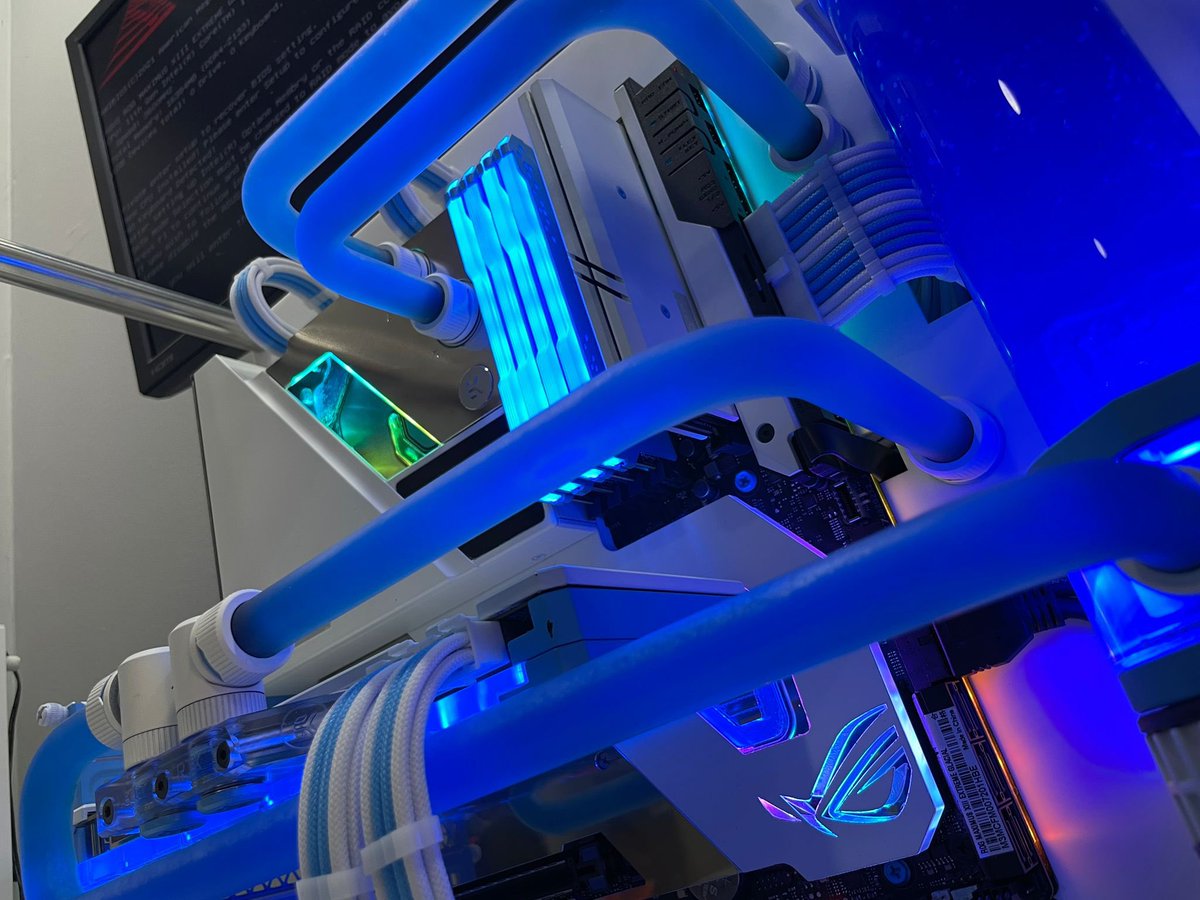 izan_off's tweet photo. Este ordenador no tiene ningún tipo de sentido… Lo mires por donde lo mires es perfecto. @redcomputerbcn @EKWaterBlocks @Thermaltake_ES @PelucoJr @NVIDIAGeForceES https://t.co/3zWpoNFA4M