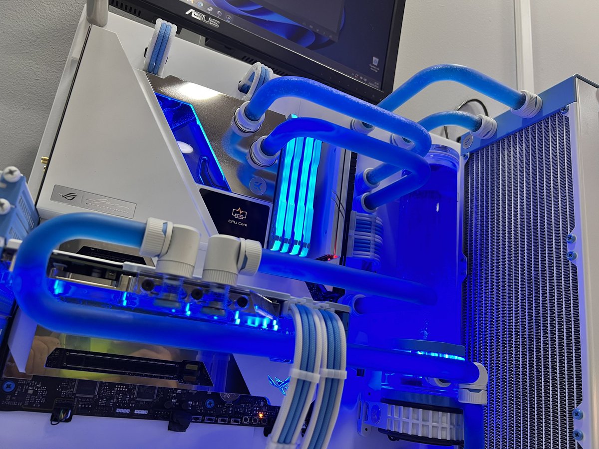 izan_off's tweet photo. Este ordenador no tiene ningún tipo de sentido… Lo mires por donde lo mires es perfecto. @redcomputerbcn @EKWaterBlocks @Thermaltake_ES @PelucoJr @NVIDIAGeForceES https://t.co/3zWpoNFA4M