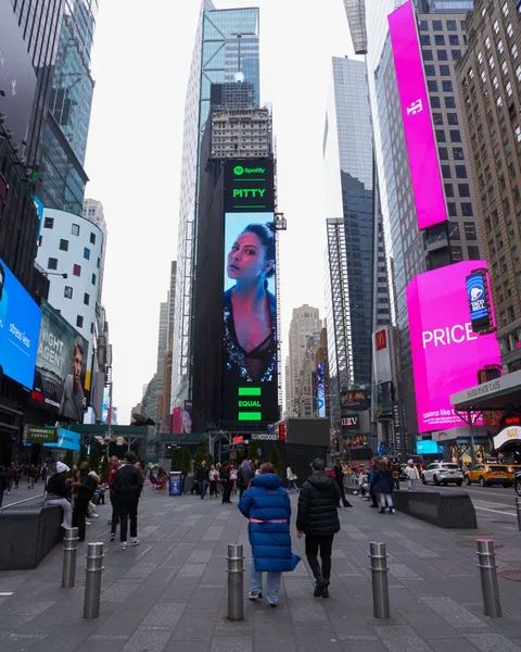 amodafashionz's tweet photo. Ela chegou na #TimesSquare! 💜
@pitty é a embaixadora oficial da #EQUAL no Brasil no mês que comemoramos o Dia Internacional da Mulher 👑
.
#deckdisc #pitty #equal #equalbr #music #Musica #musicartists #rock #rockergirl #inspiration #InspirationalMusic https://t.co/08G2DRvyhs