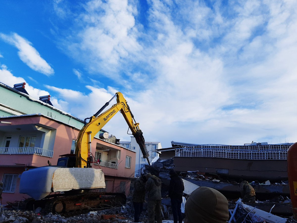 alioguz585's tweet photo. GÖLBAŞI /ADIYAMAN (YAVUZ SELİM MAHALLESİ) KURTARMA OPERASYONU DEVAM EDİYOR.07.02.2023 https://t.co/z95wddi4Ho