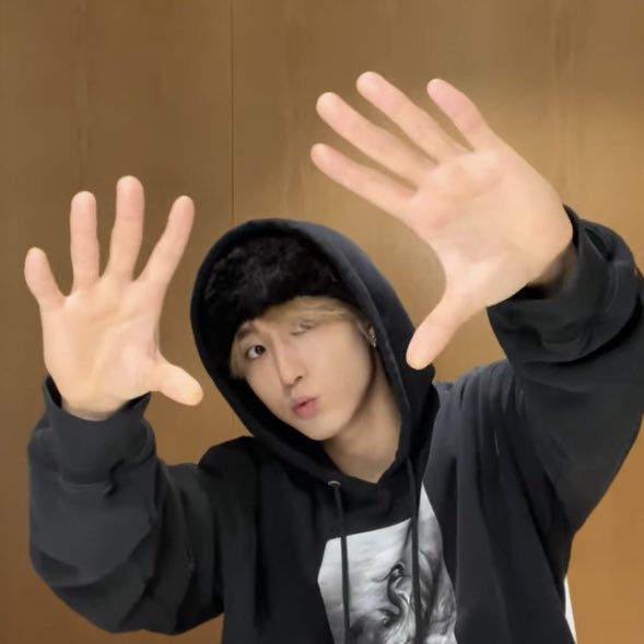 [ day 1 ]

— hi, you can call me Skye 
✧ she/her 
✧ not new to #kpoptwt / #stantwt
✧ looking for stays 
✧ Jisung stan, introverted but chaotic 

♡︎/↺ are highly appreciated, ty <3