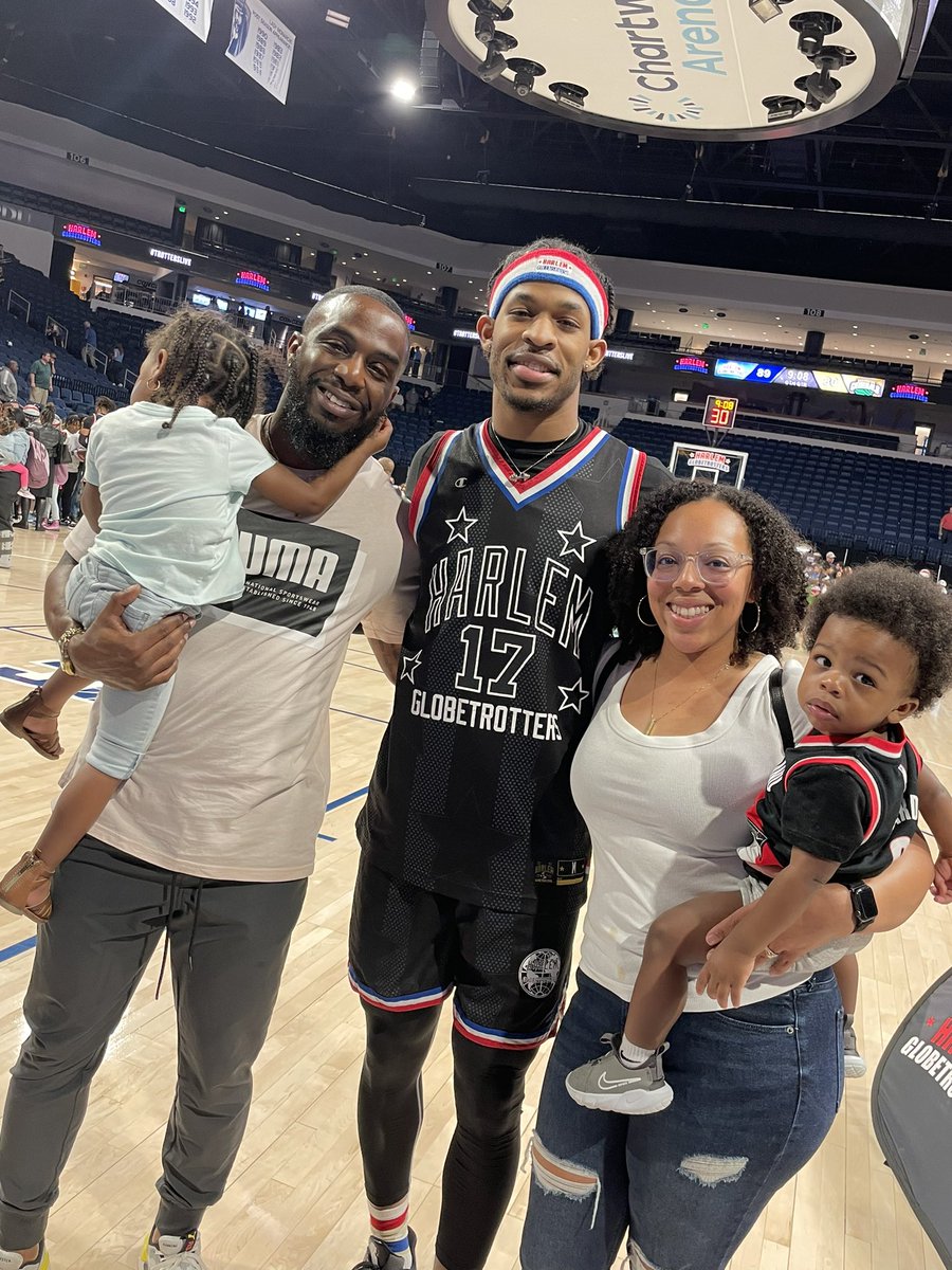 BryceMitchell21's tweet photo. Globetrotters 🏀 https://t.co/Na8BdtP7Nx