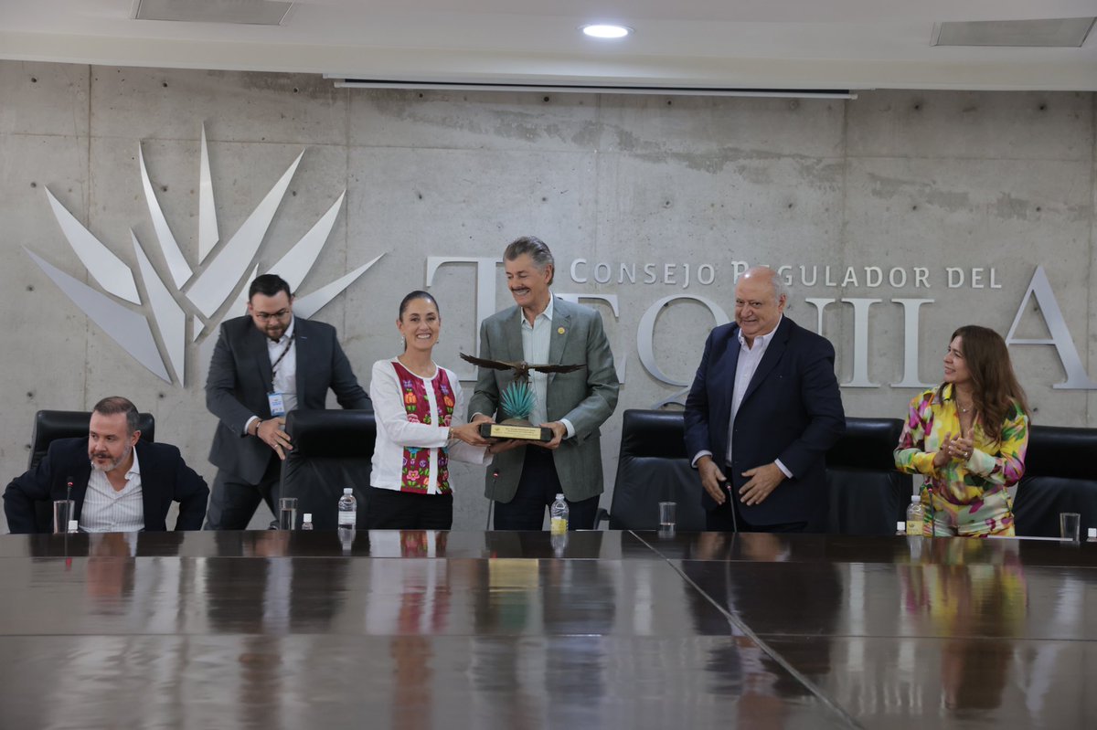 Claudiashein's tweet photo. Fue un honor ser la primera mujer en recibir el premio del Consejo Regulador del Tequila y visitar su laboratorio. 

Gracias por poner en alto el nombre de México. https://t.co/axb2syD2Mq