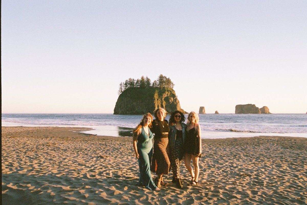 One of the best sunsets of my life 🐳 

#sarahshootspeople #kodakportra800 #kodakfilm #FilmIsNotDead #lapush #olympicpeninsula #secondbeach