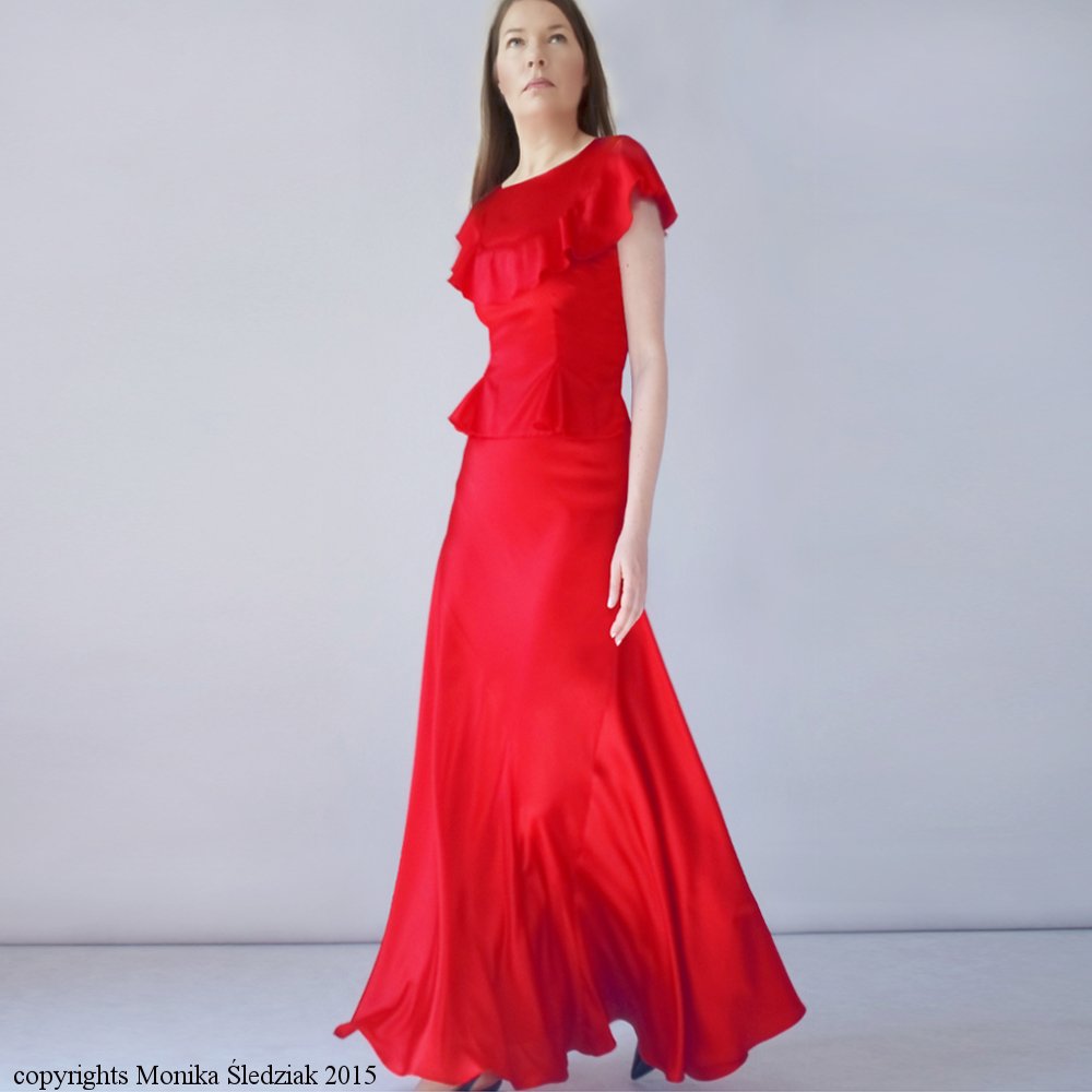 Red two piece dress made of silk satin. I made this dress in 2015 inspired by old fashioned Glamour.
Design, sewing pattern are mine. Ruffles are finished on Toyota overlock.
#fashiondesigner #apparel #event #eveningwear #fashiondesign #Toyota