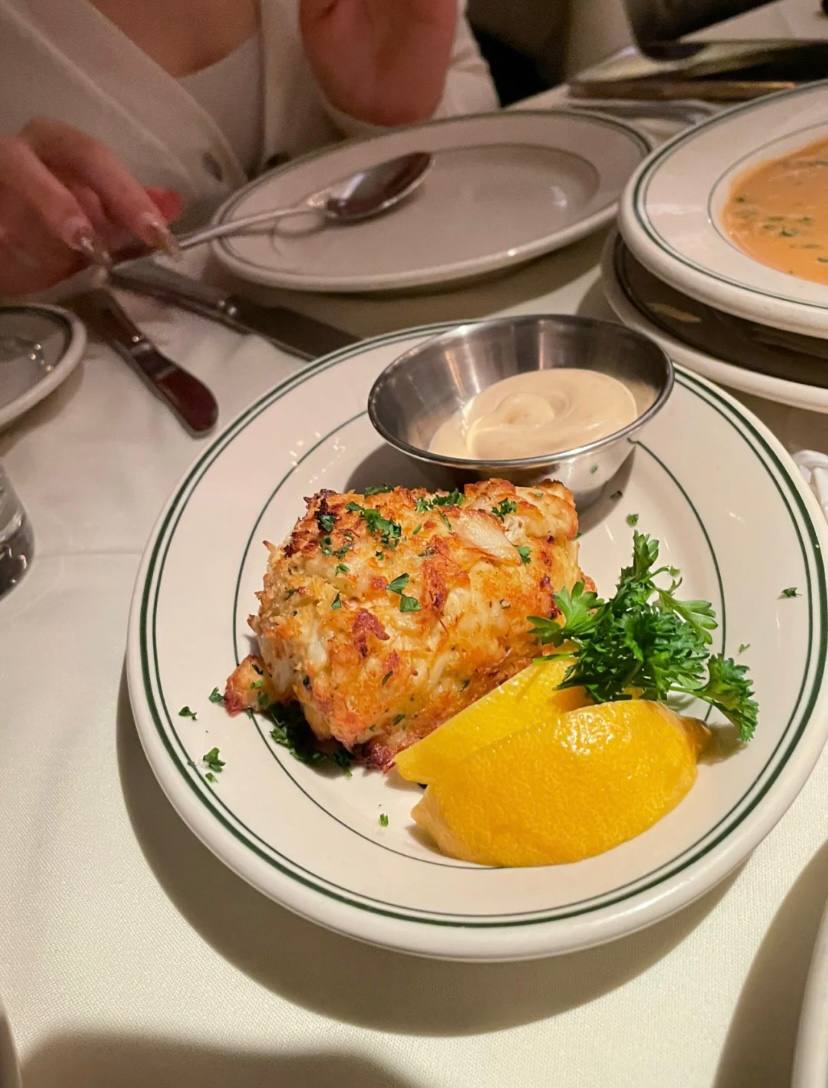 The weather is very cold today, and the temperature will continue to drop in the past few days. My friend took me to a western restaurant to eat steak. The steak here is delicious, and it is one of my favorite restaurants.