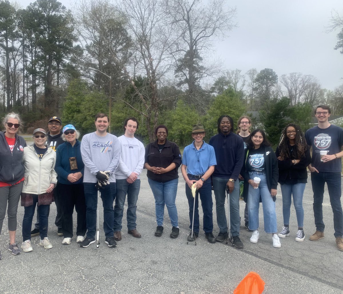 NadariusClarkVA's tweet photo. The #TeamClark crew joined the Suffolk Dems for Suffolk’s city-wide beautification day. Our team cleared 8 garbage bags of litter from Cypress Park in the Hollywood neighborhood and the place looked significantly better! #keepSuffolkbeautiful https://t.co/Djcd2cwu4Z