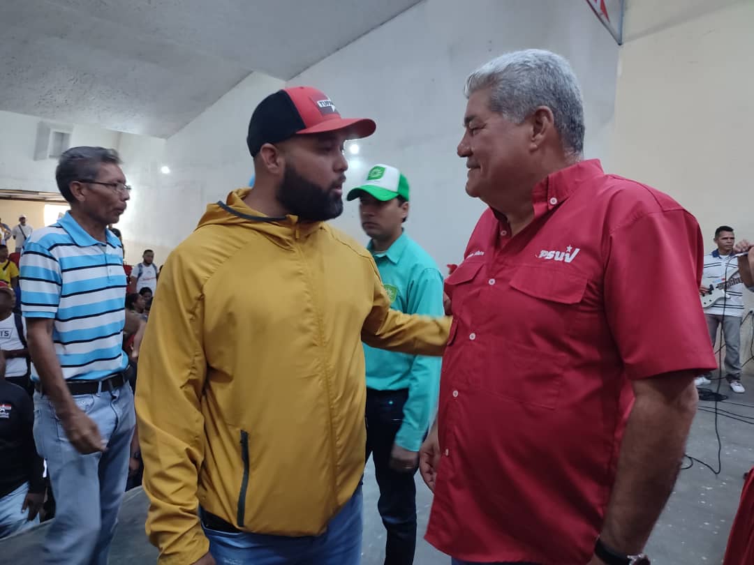 Con cohesión revolucionaria, el  <a href="/GPPSB/">GPPSB</a> junto al gobernador de <a href="/Apure_Rebel_MRT/">@Apure_MRT</a> Eduardo Piñate alzaron su voz a favor de las políticas emprendidas por nuestro Presidente <a href="/NicolasMaduro/">Nicolás Maduro</a>  contra la corrupción.
#VenezuelaContraLaCorrupcion 
#ComunaYProducción 
<a href="/NicolasMaduro/">Nicolás Maduro</a>