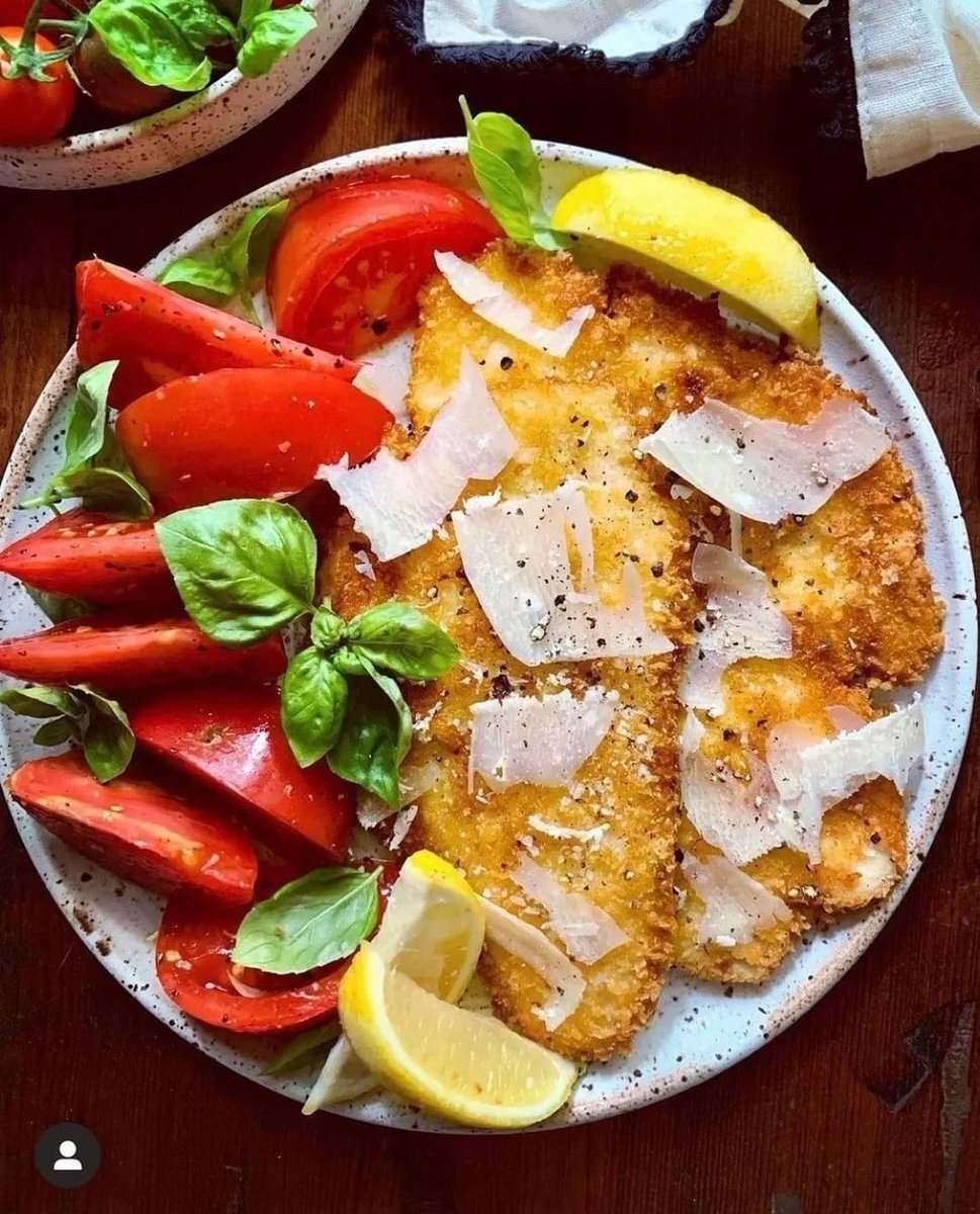Lowcarbjiji's tweet photo. All you need is love. But a few chicken cutlets every now and then doesn’t hurt Parmesan Chicken Cutlets with Tomato Salad
📸By @dianemórrisey
#ketofriendly #ketogenicdiet #ketofam #lchf #ketogenic #ketobeginner #ketogeniclifestyle #ketodiet #ketorecipes #ketosis #ketoaf https://t.co/uZxnpDwFZL
