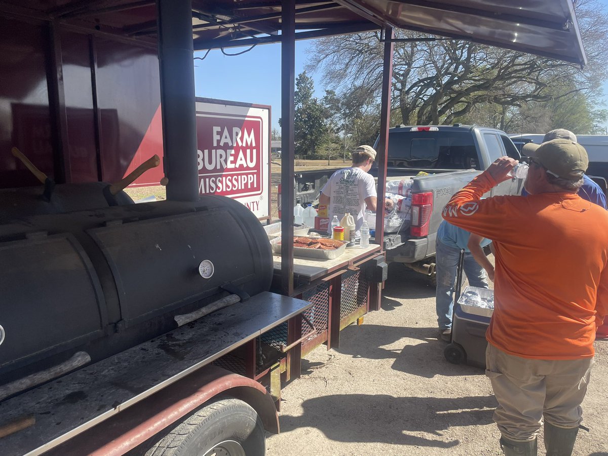 farmbureaums's tweet photo. Thankful for #GoWithTheHomeTeam from all over the state cooking and serving those in need. https://t.co/zL3aCgLAuw