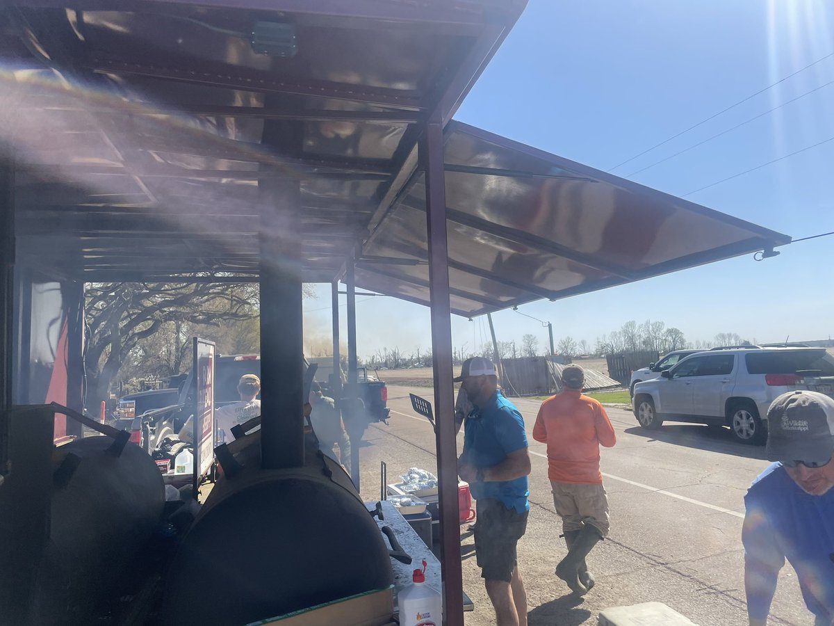 farmbureaums's tweet photo. Thankful for #GoWithTheHomeTeam from all over the state cooking and serving those in need. https://t.co/zL3aCgLAuw