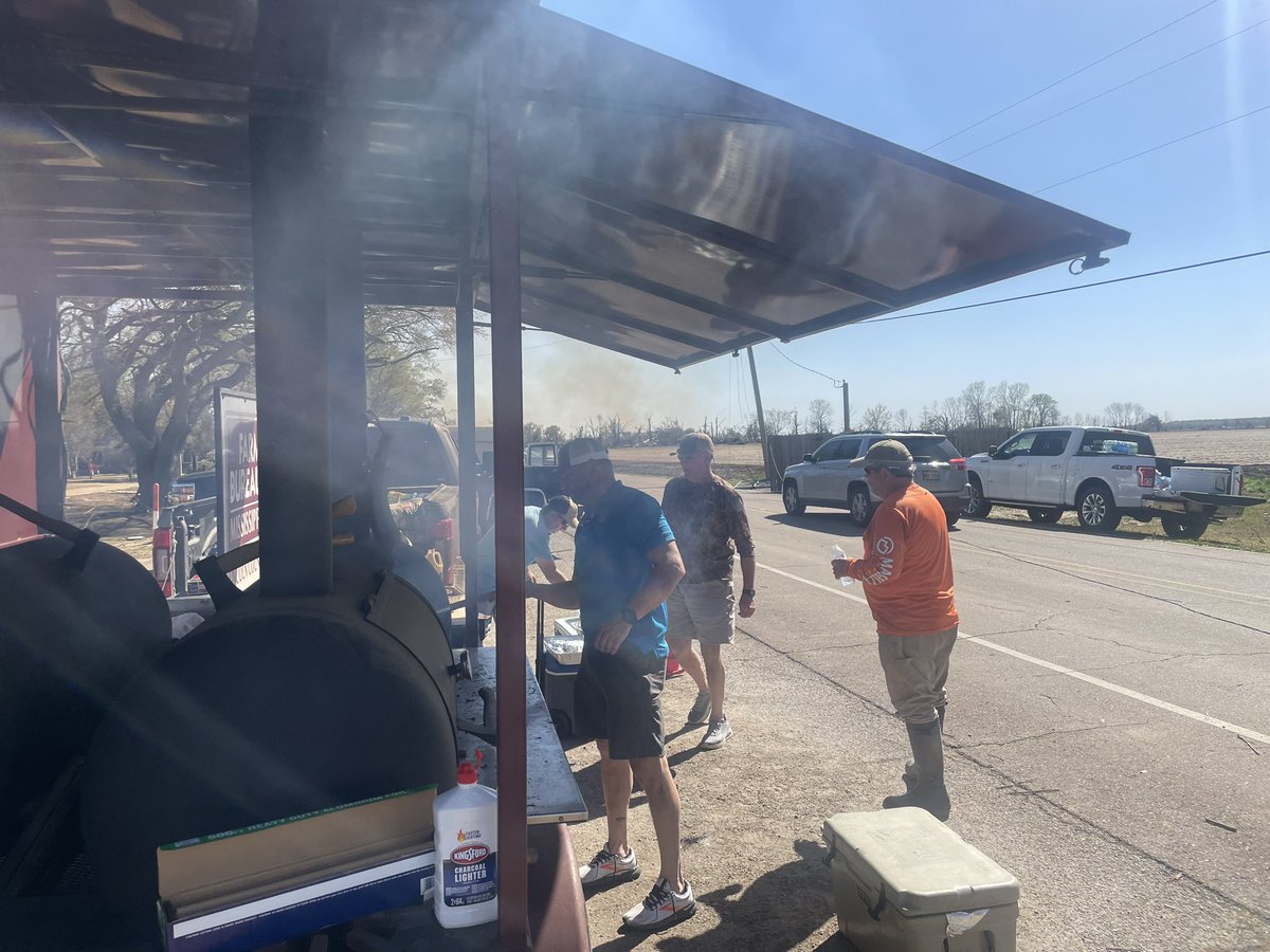 farmbureaums's tweet photo. Thankful for #GoWithTheHomeTeam from all over the state cooking and serving those in need. https://t.co/zL3aCgLAuw