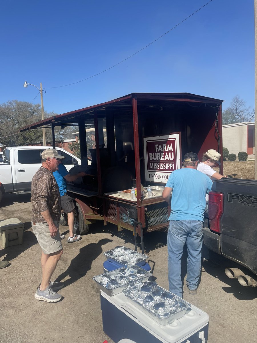 farmbureaums's tweet photo. Thankful for #GoWithTheHomeTeam from all over the state cooking and serving those in need. https://t.co/zL3aCgLAuw