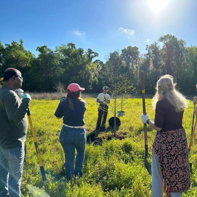 BhabaniSankarT5's tweet photo. Earth hour: 
Tree planting @FernwoodPark with Nick Deffley and others.

#crdfg #WorldOregon #singlecountryprogram #savannah #america #Georgia #gciv #departmentofinterior #exchangeprogram #india #Odisha https://t.co/nB6dfZtrm7