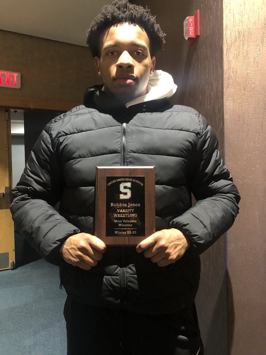 OESsistar357's tweet photo. @Robbiejonessss @OscarSmithHigh @wrestling_smith Varsity Wrestling MVP.💪💙💛 https://t.co/VW7kTIsjNt