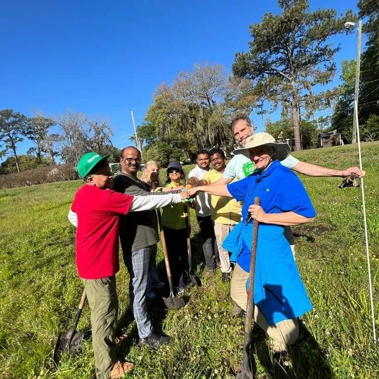 BhabaniSankarT5's tweet photo. Earth hour: 
Tree planting @FernwoodPark with Nick Deffley and others.

#crdfg #WorldOregon #singlecountryprogram #savannah #america #Georgia #gciv #departmentofinterior #exchangeprogram #india #Odisha https://t.co/nB6dfZtrm7