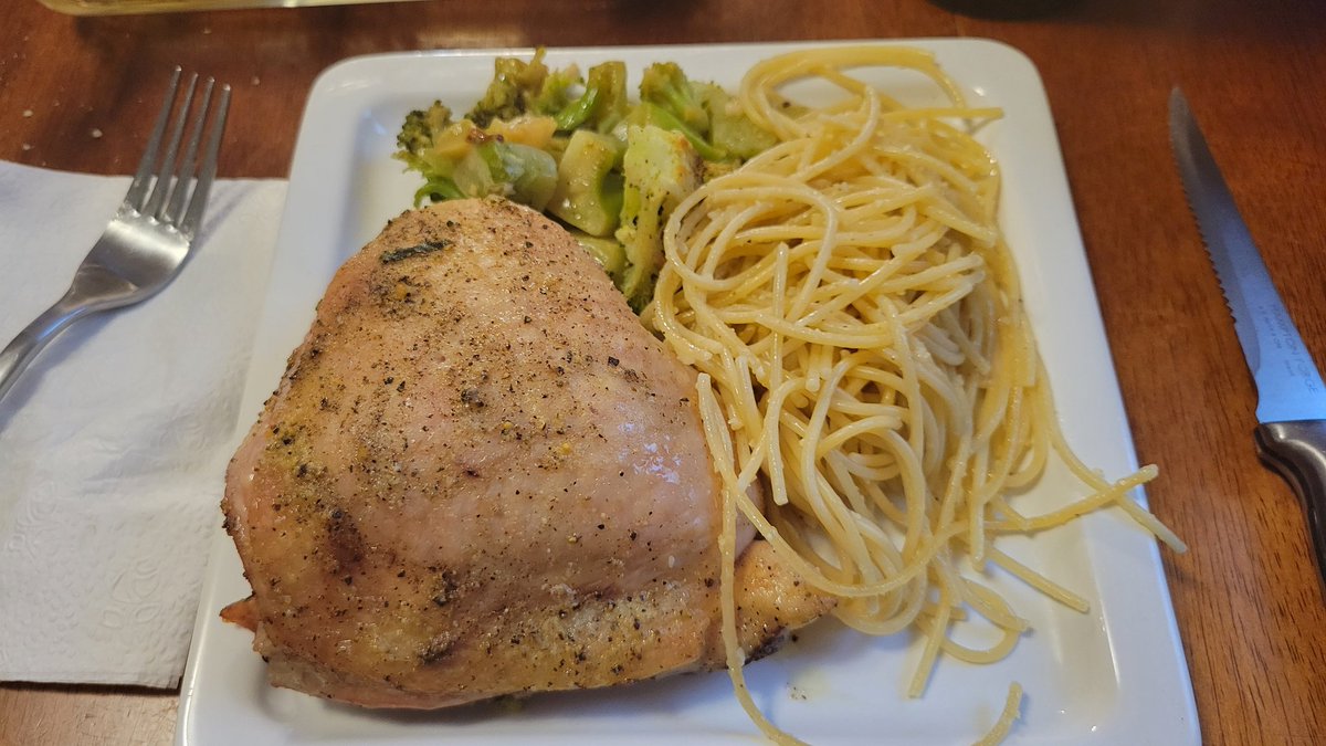 Lemon pepper chicken, broccoli, and parmesan noodles
#Foodography
@emilyjomays