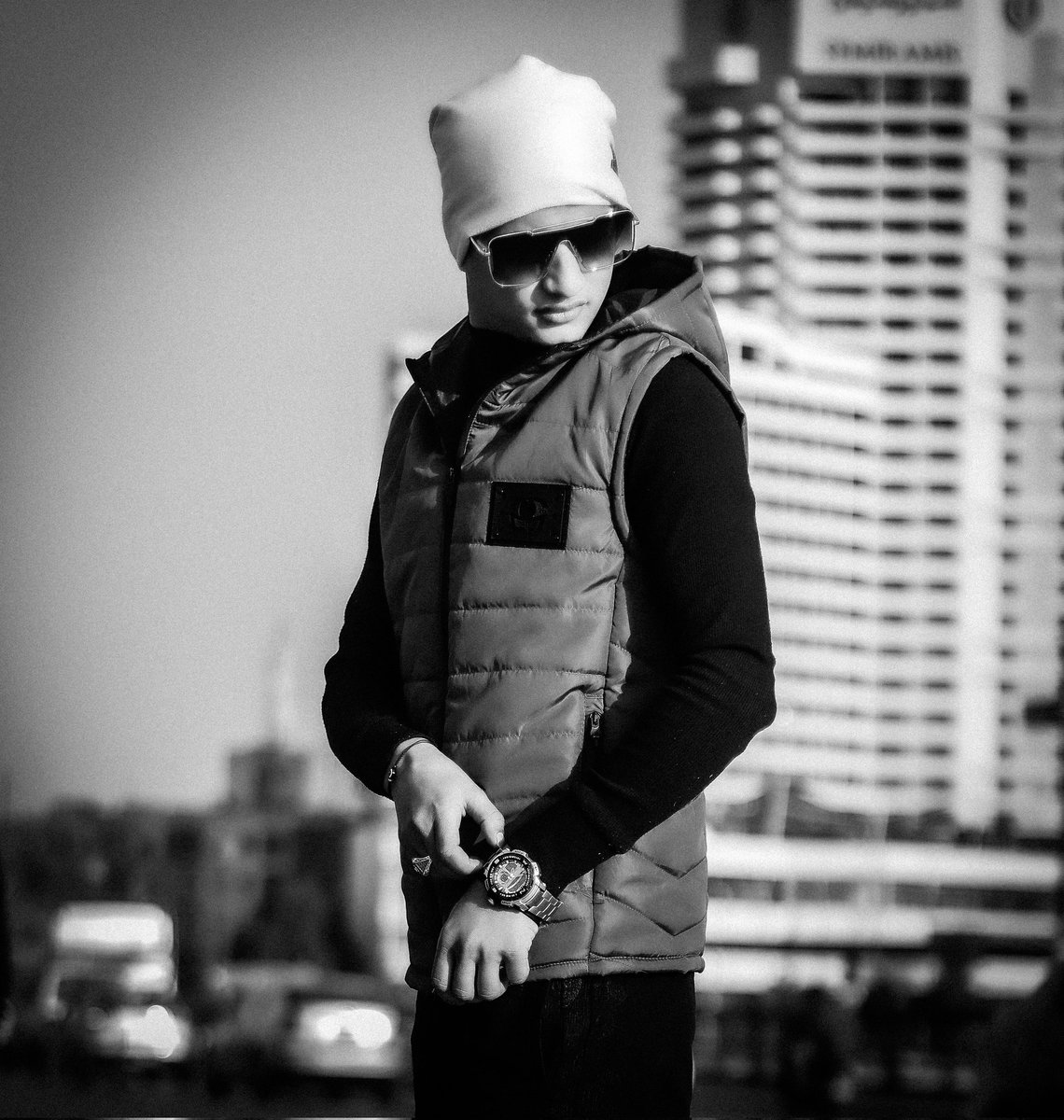 اخوك على قده بس ما فيش حد قده وفي كارنا ما فيش مقارنه انا # بابا المجال