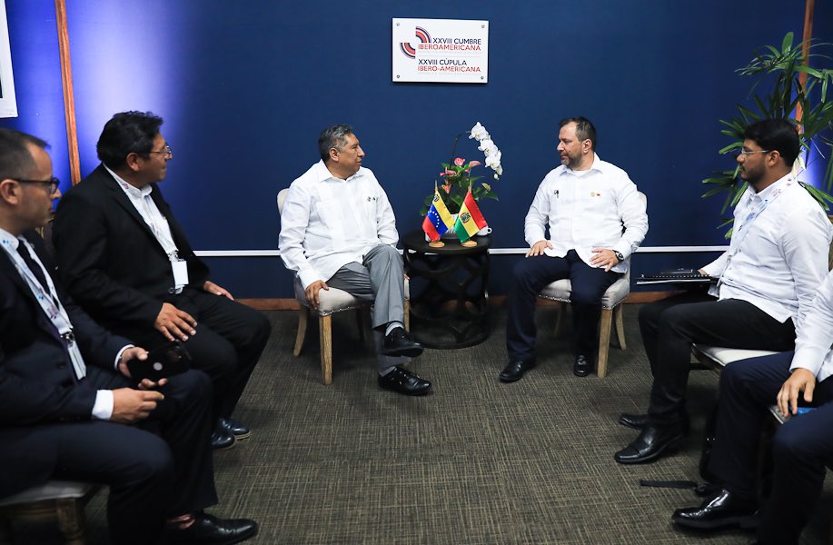 En una productiva reunión con el Canciller del Estado Plurinacional de Bolivia 🇧🇴, <a href="/RogelioMayta_Bo/">Rogelio Mayta</a>, reiteramos la voluntad de seguir elevando nuestra relación bilateral, basados en los valores de paz, complementariedad y defensa de un mundo multipolar