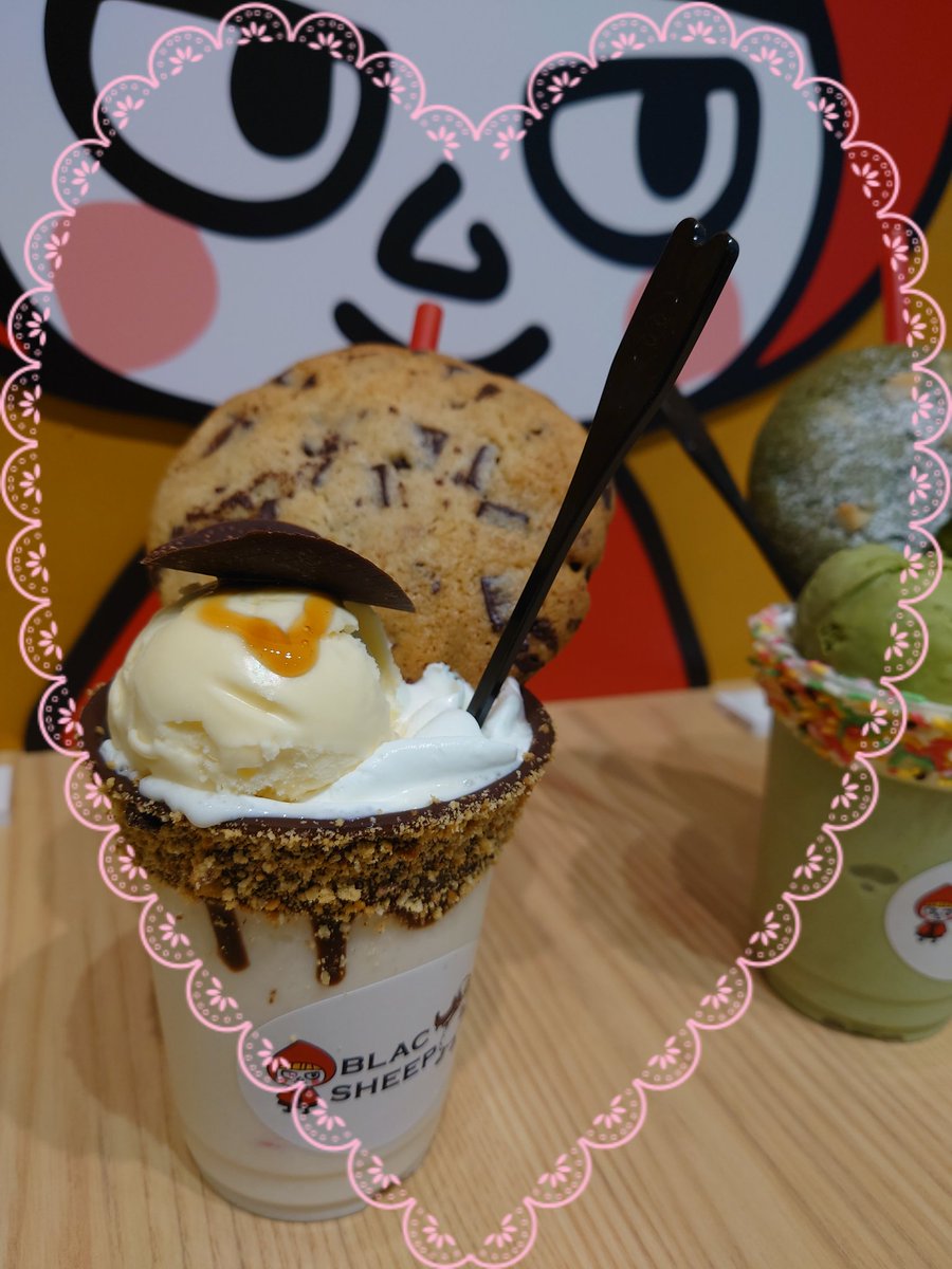 kun_0328's tweet photo. BLAC SHEEP行って来た🍪
やっと行けて良かったよぅ😆
お店もクッキーもかわいい︎💕︎💕
#BLAC_SHEEP #ブラックシープ
#Blacsheep
#クッキー #クッキーバー
#フラッペ
#THEバニラキャラメルメル
#THE抹茶もちもち
#チョコチャンク
#濃い抹茶 #紫焼き芋
#クッキーちゃん https://t.co/xLpk652efK