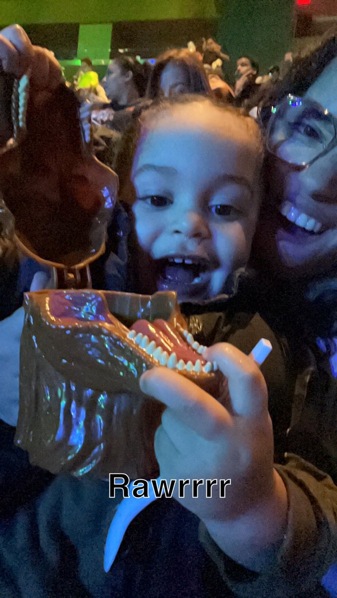 Prisciliaaa's tweet photo. Rawrrrr #jurassicworldlivetour https://t.co/dJP2osOigN