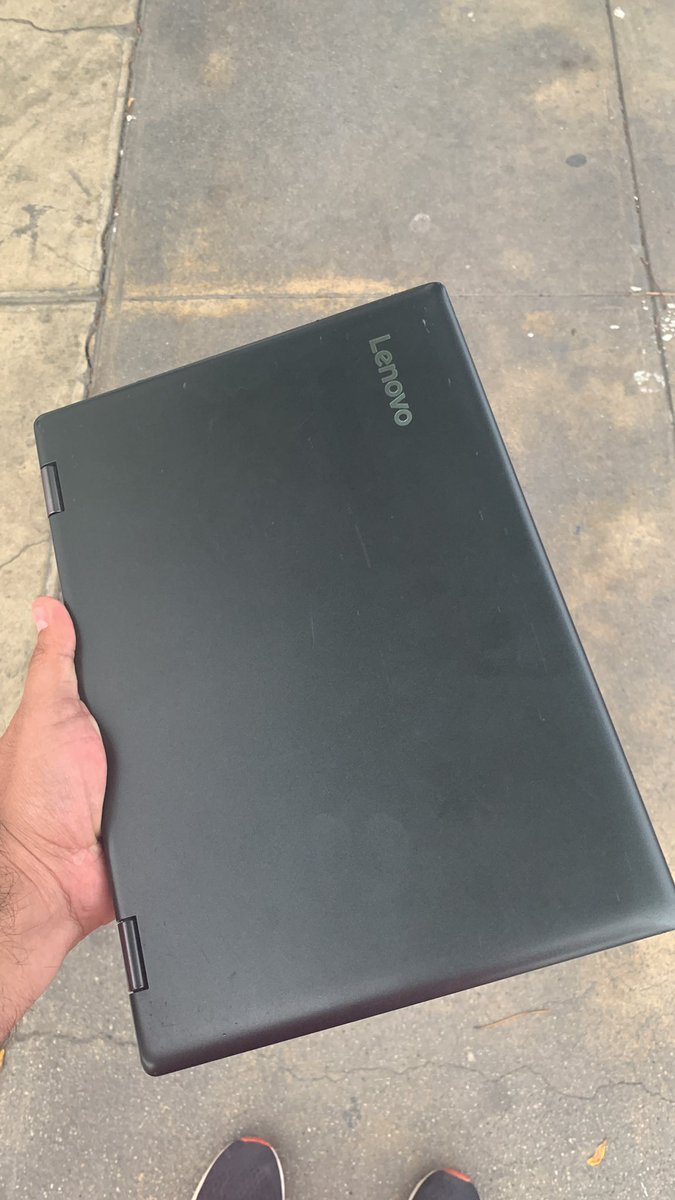 chemont90's tweet photo. ¿Alguna vez se han encontrado una LAPTOP en la calle? Pues es lo que me ha pasado esta tarde. Cruce entre Valdizán y Garzón en Jesús María. Literalmente en medio de la pista 🤷🏻‍♂️ https://t.co/4FLBqnYpfm
