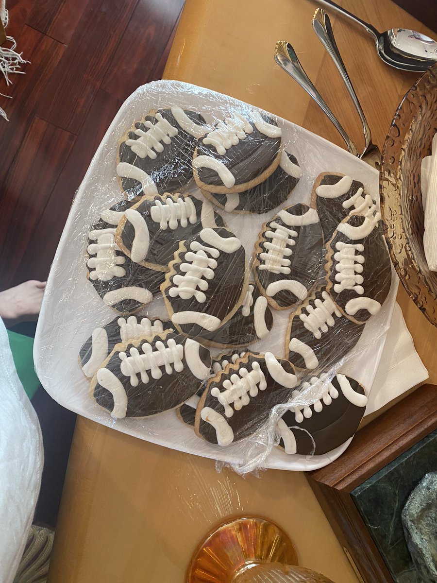 Edward_Holloran's tweet photo. Huge love and props to @LisaGABelle1 for hand-making amazing football cookies for our welcome to SAT dinner.  Like she knows me!  ☘️🏈 https://t.co/vgEIfi96Uv
