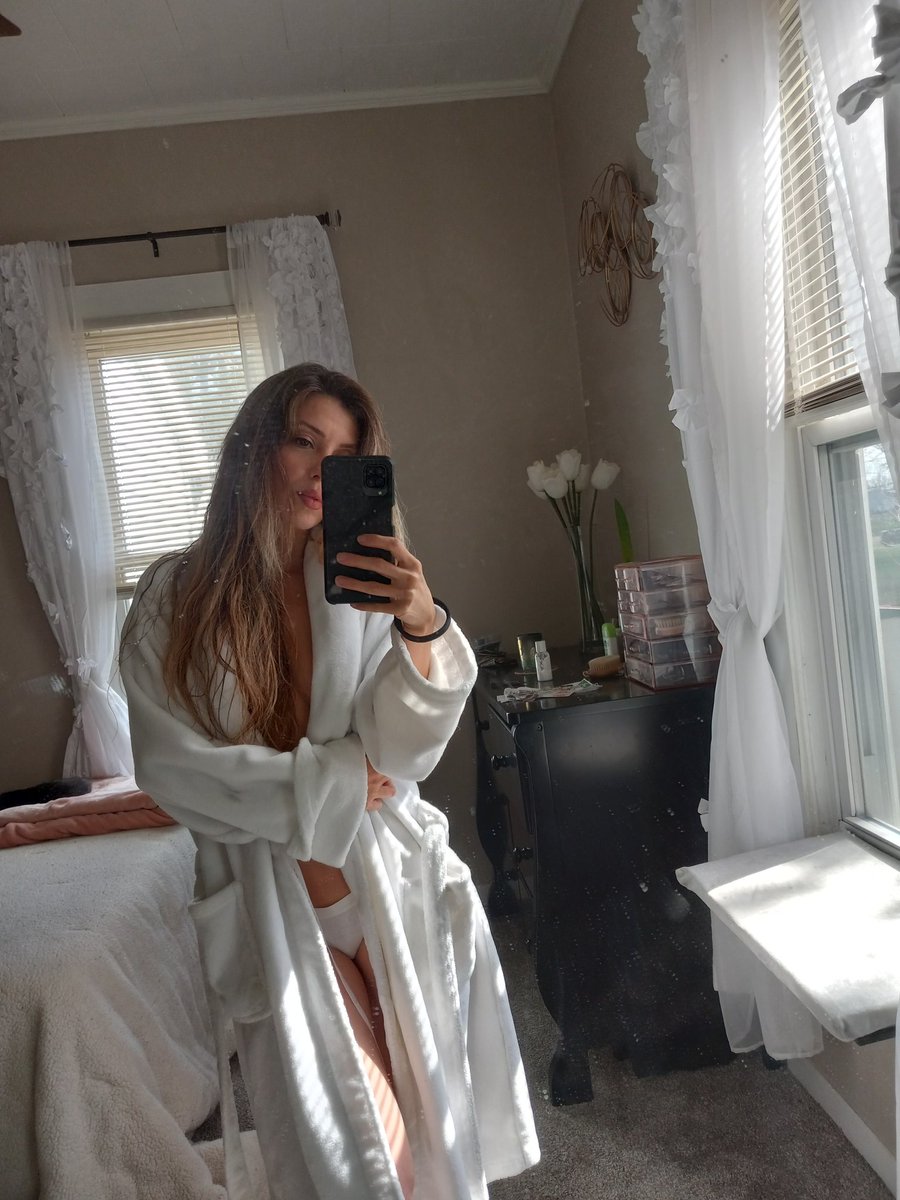 JosieFoxModel's tweet image. Meow. Lots of gorgeous pictures available on
 onlyfans.com/josie_fox