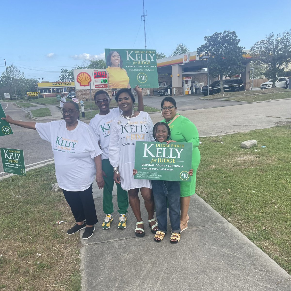 VoteDiedreKelly's tweet photo. #TeamKelly was uptown sporting our DPK Green! There’s still time to GEAUX VOTE! Make sure your voice is heard before polling stations are closed!

#DiedrePierceKelly
#votediedrepiercekelly
#CriminalJustice
#McD35
#Dillard
#SULC
#NOLA
#DU1869
#myDU
#Roneagles https://t.co/pSb9J4BU3j