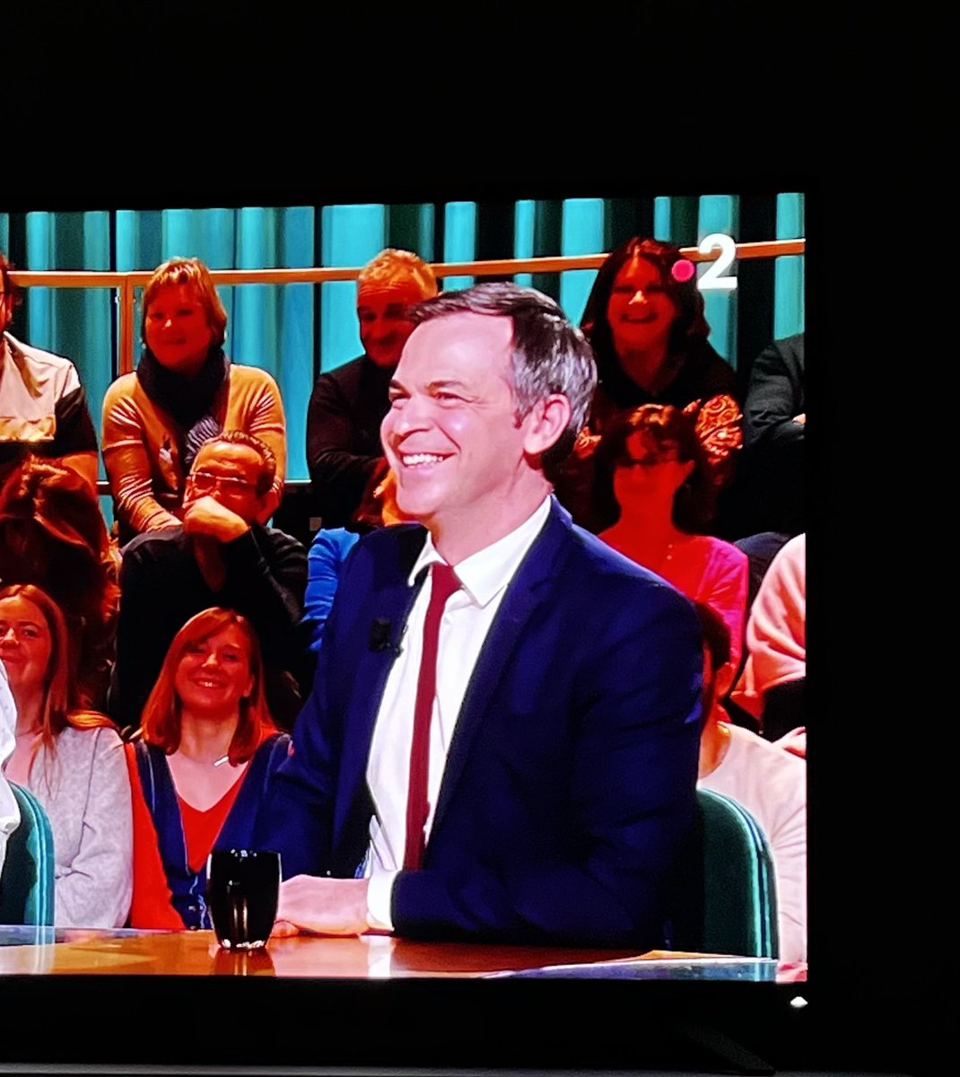 evanakin's tweet image. Le pays est en feu mais regardez comme il vit ça bien. #Deconnecté #QuelleEpoque