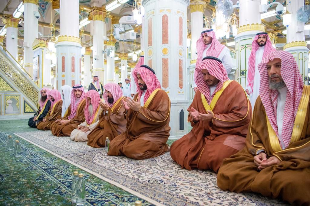 ولي العهد يزور قبل قليل المسجد النبوي للسلام على رسول الله صلى الله عليه وسلم .. والسلام على صاحبيه رضوان الله عليهما ، والصلاة في الروضة الشريفة .