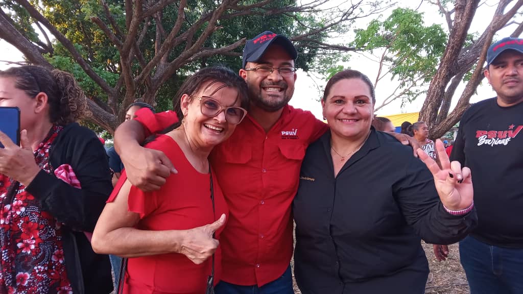 oaivssbarinas's tweet photo. #25Mar | Respaldo total al presidente @NicolasMaduro y al Gobierno Revolucionario, la fuerza trabajadora venezolana contra la corrupción. Equipo #IVSS 
#JuntosPorCadaLatido 
@MagaGutierrezV @Somosivss @MinTrabajoVE @MinSaludVE @DgapdIvss @jaarreaza https://t.co/UdNmUuC6lr