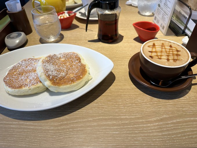 近くにむさしの森珈琲ができたのでモーニングパンケーキ！メープルシロップが瓶ごと出てくるとこポイント高いな！ 